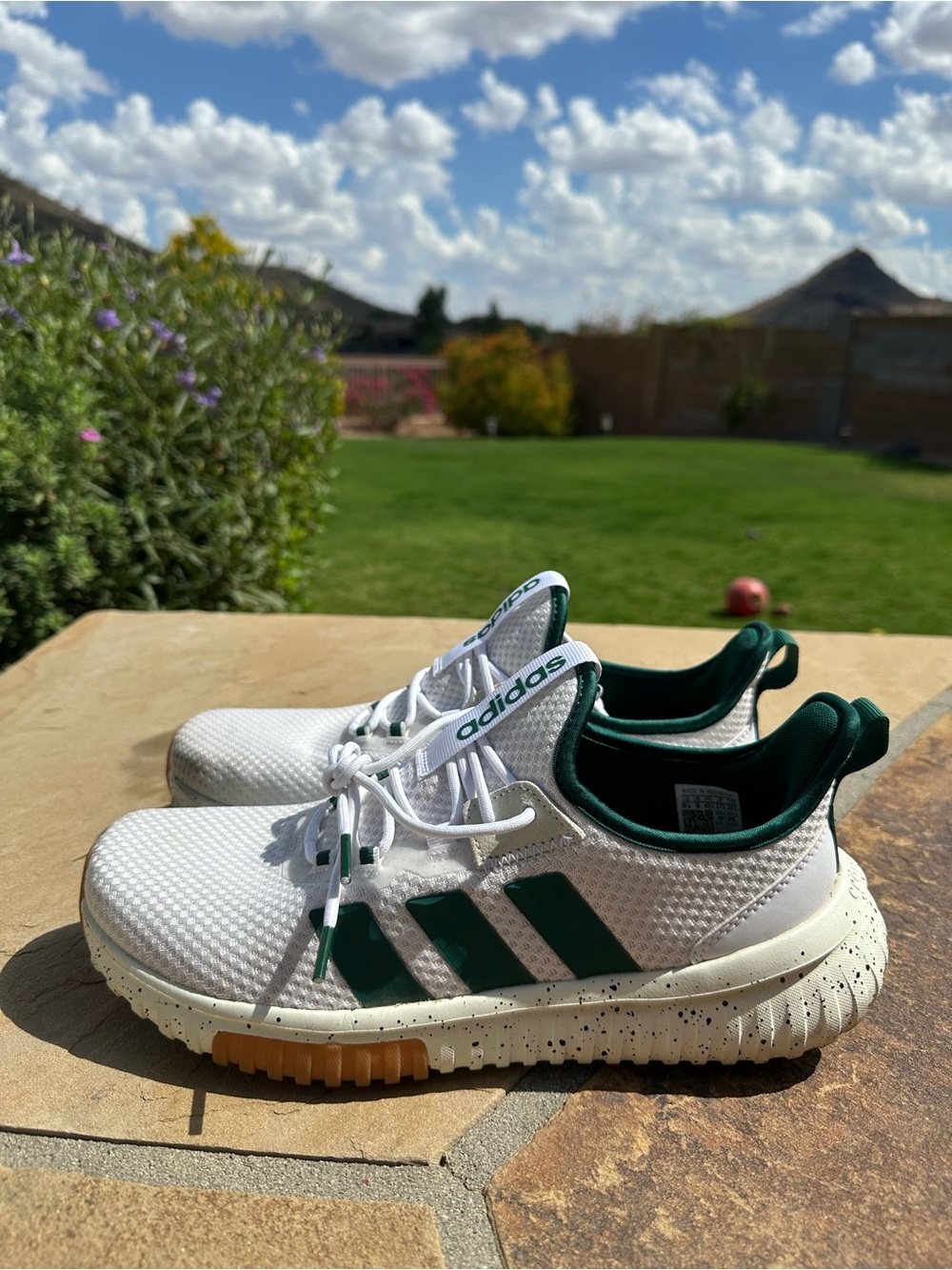 Adidas White & Green Athletic Shoe Sneakers JQ4604 Men’s size 9.5